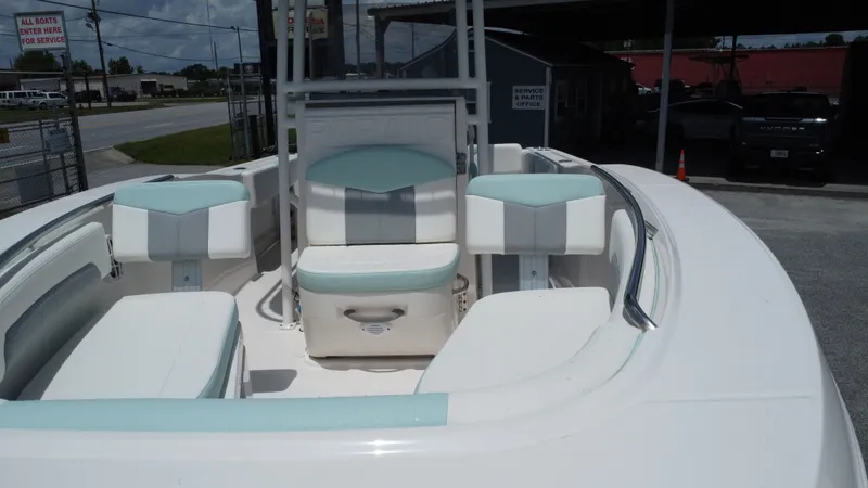 Slide: The Image of Robalo R202 Explorer 2025 - 8