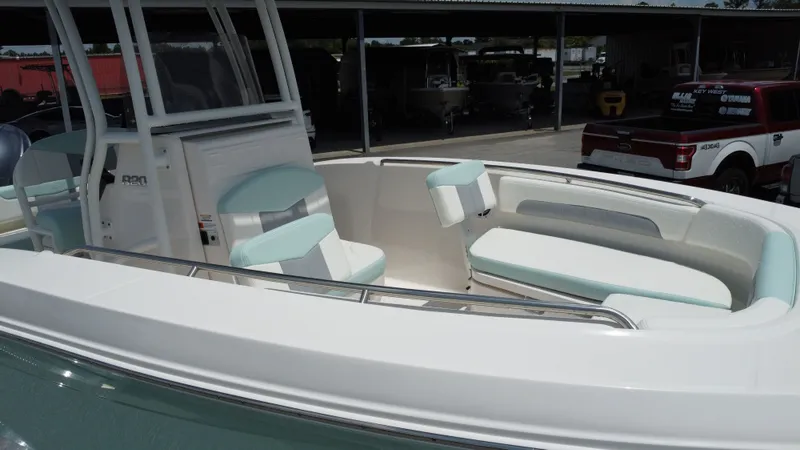 Slide: The Image of Robalo R202 Explorer 2025 - 9