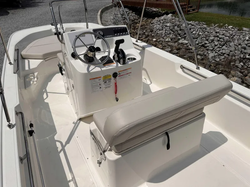 Slide: The Image of Boston Whaler 170 Montauk 2025 - 11