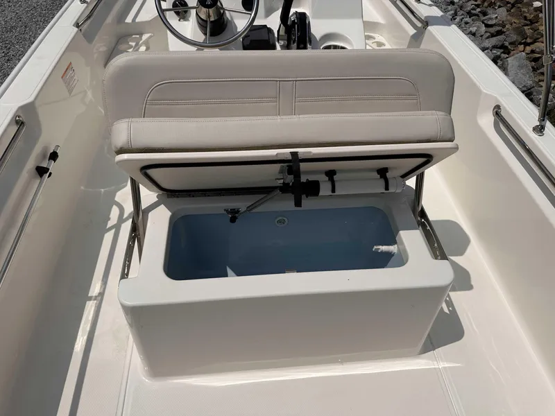 Slide: The Image of Boston Whaler 170 Montauk 2025 - 12