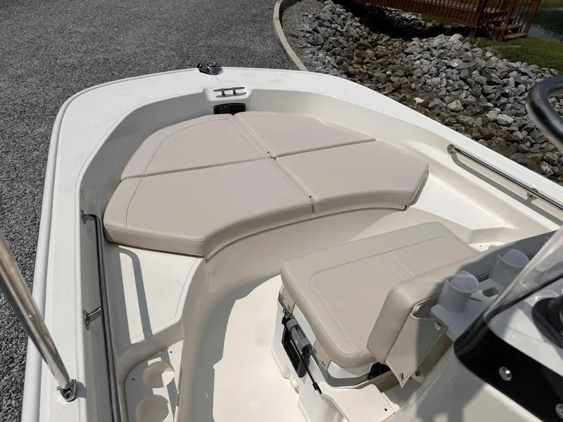 Slide: The Image of Boston Whaler 170 Montauk 2025 - 14