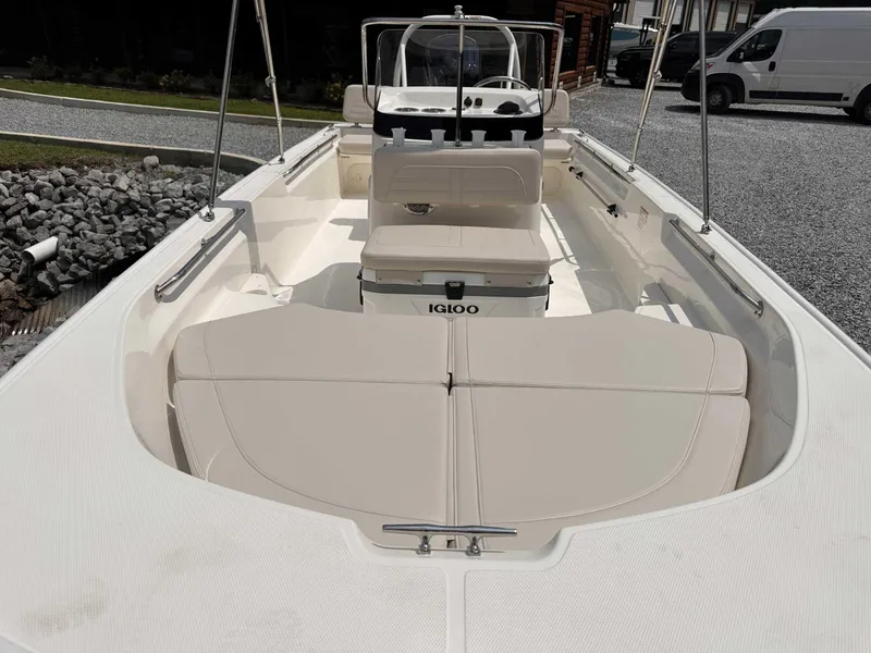 Slide: The Image of Boston Whaler 170 Montauk 2025 - 16