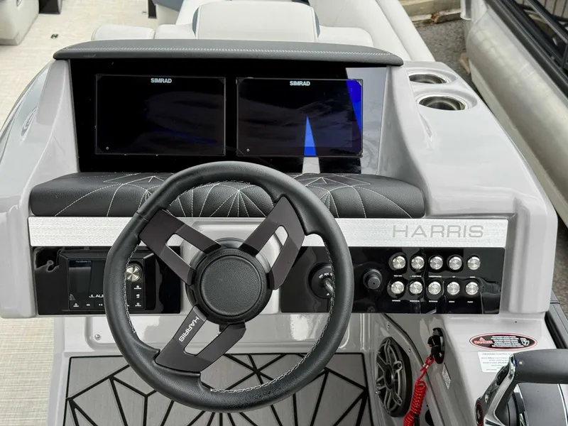 Slide: The Image of Harris Grand Mariner 250 SLDH 2025 - 16