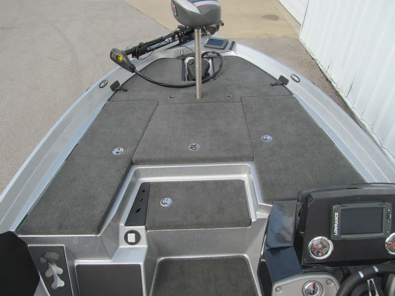 Slide: The Image of 2016 Ranger Z175 boat deck with trolling motor and control panel. - 6