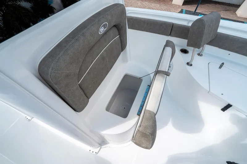 Slide: The Image of Sea Hunt Ultra 235 SE 2025 - 33