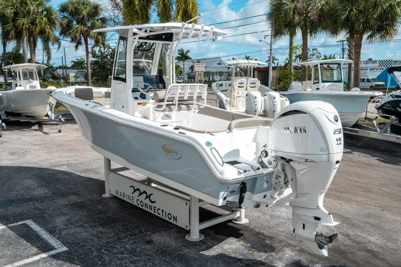 Slide: The Image of Sea Hunt Ultra 235 SE 2025 - 4