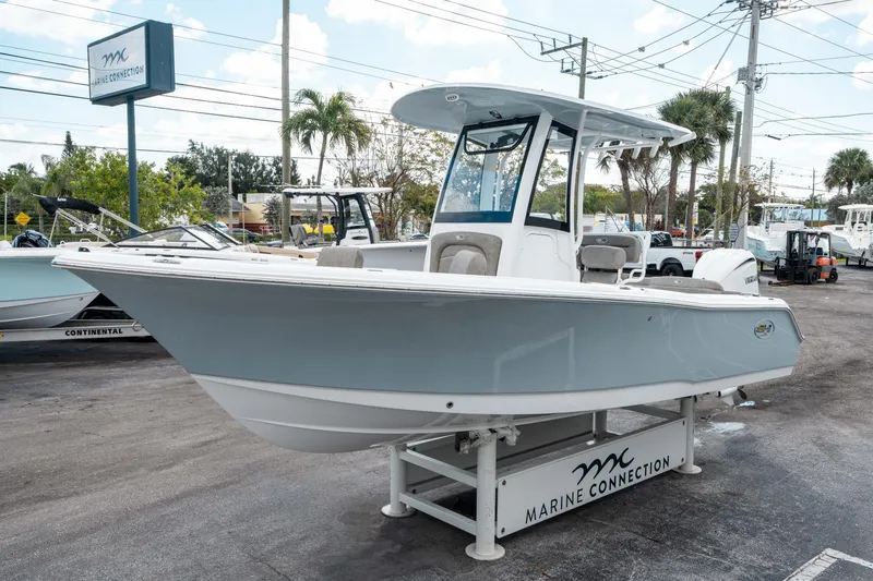 Slide: The Image of Sea Hunt Ultra 235 SE 2025 - 6