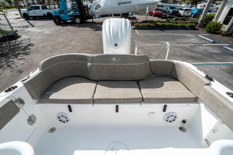 Slide: The Image of Sea Hunt Ultra 235 SE 2025 - 10