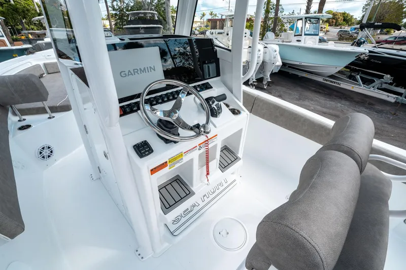 Slide: The Image of Sea Hunt Ultra 235 SE 2025 - 17