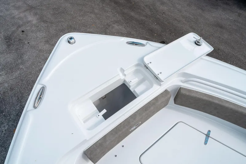 Slide: The Image of Sea Hunt Ultra 235 SE 2025 - 32