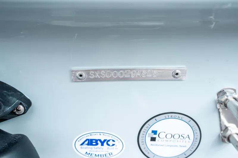 Slide: The Image of Sea Hunt Ultra 235 SE 2025 - 35