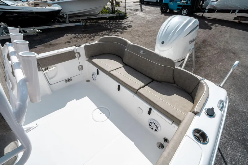 Slide: The Image of Sea Hunt Ultra 235 SE 2025 - 11