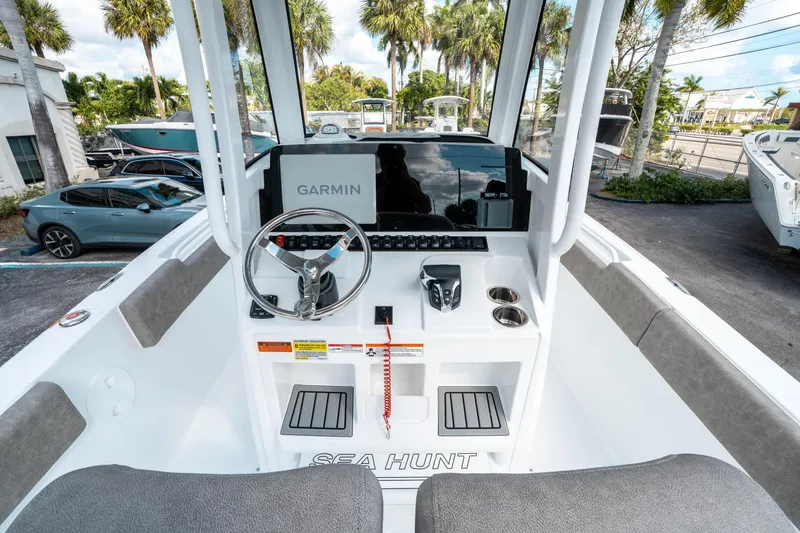 Slide: The Image of Sea Hunt Ultra 235 SE 2025 - 15