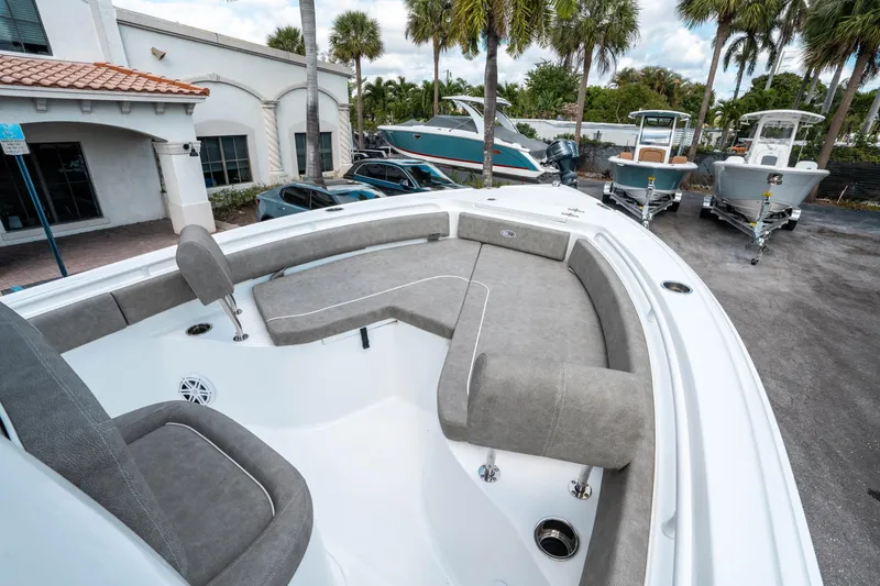 Slide: The Image of Sea Hunt Ultra 235 SE 2025 - 25