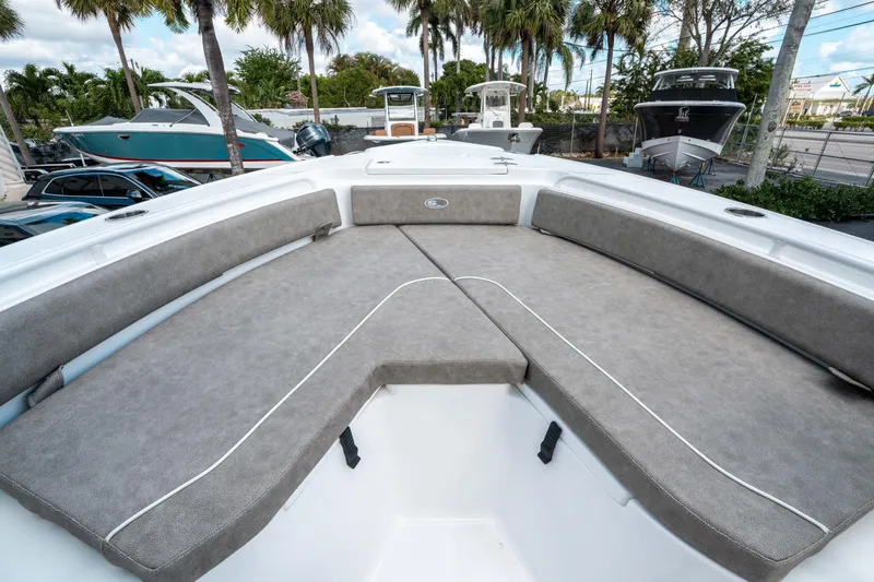 Slide: The Image of Sea Hunt Ultra 235 SE 2025 - 26