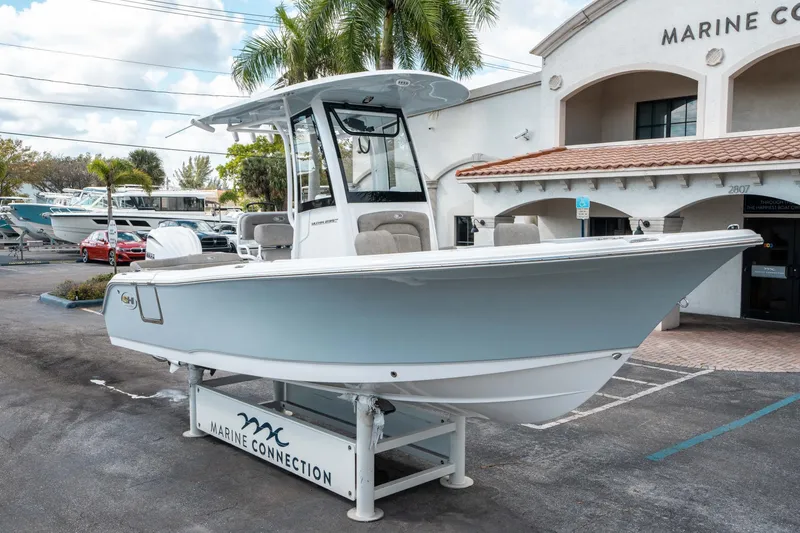 Slide: The Image of Sea Hunt Ultra 235 SE 2025 - 8