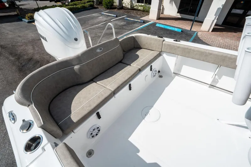 Slide: The Image of Sea Hunt Ultra 235 SE 2025 - 12