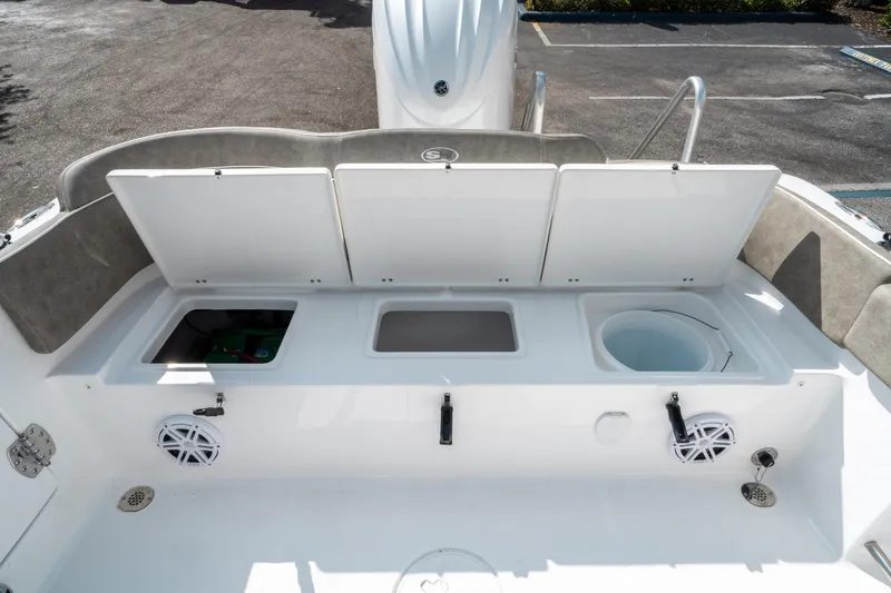 Slide: The Image of Sea Hunt Ultra 235 SE 2025 - 14