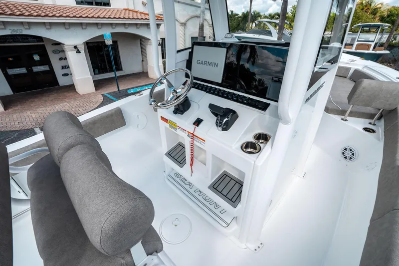 Slide: The Image of Sea Hunt Ultra 235 SE 2025 - 16