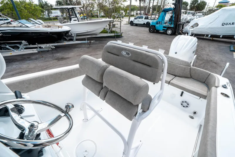 Slide: The Image of Sea Hunt Ultra 235 SE 2025 - 18