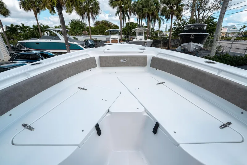 Slide: The Image of Sea Hunt Ultra 235 SE 2025 - 28