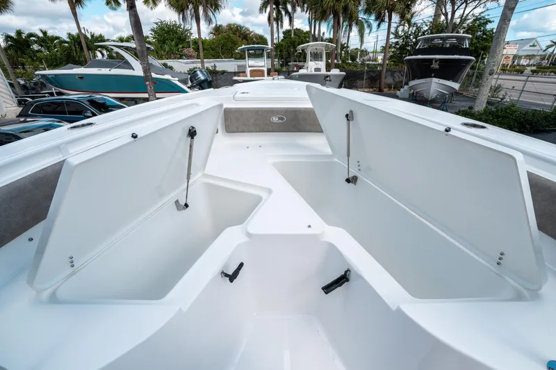 Slide: The Image of Sea Hunt Ultra 235 SE 2025 - 29