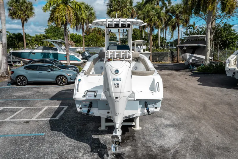 Slide: The Image of Sea Hunt Ultra 235 SE 2025 - 3