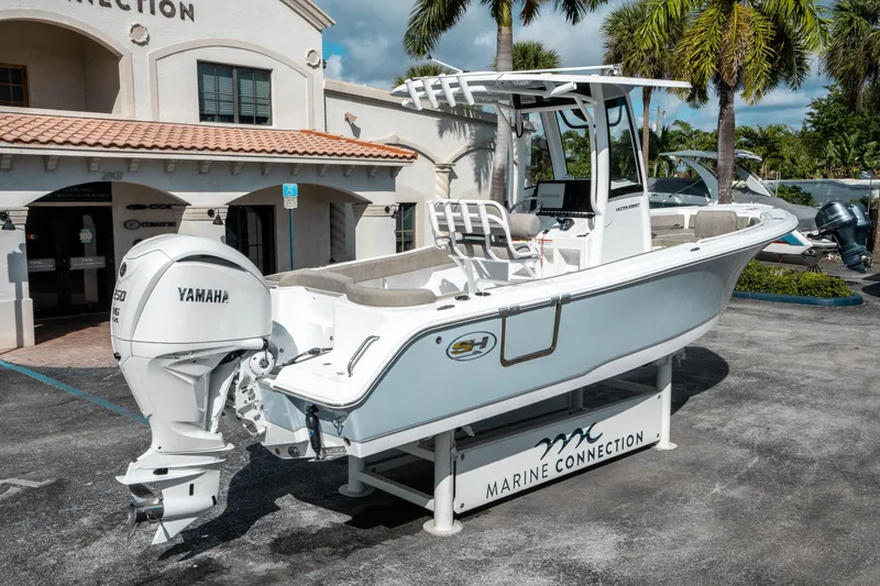 Slide: The Image of Sea Hunt Ultra 235 SE 2025 - 2