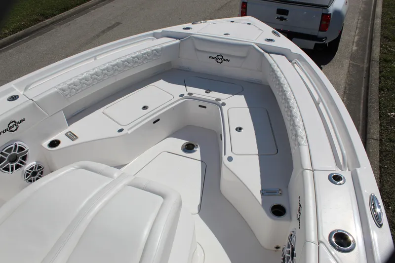 Slide: The Image of Fountain 32 NX 2024 - 62