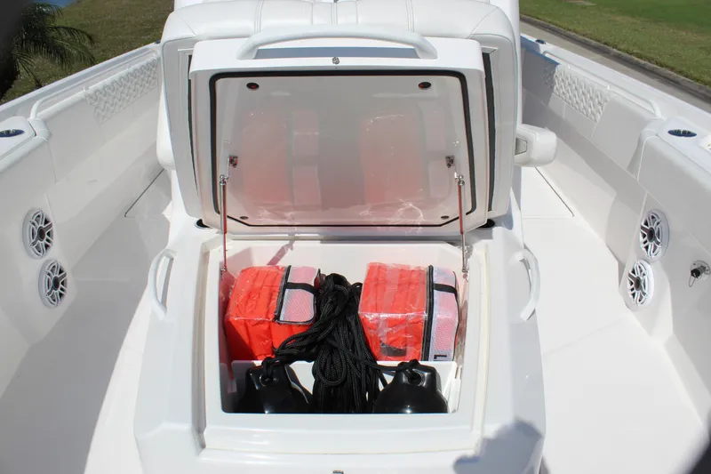 Slide: The Image of Fountain 32 NX 2024 - 70