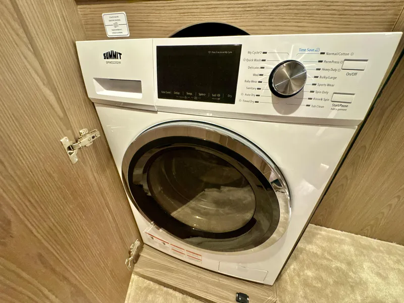 Slide: The Image of Ferretti 550 2022 - 114