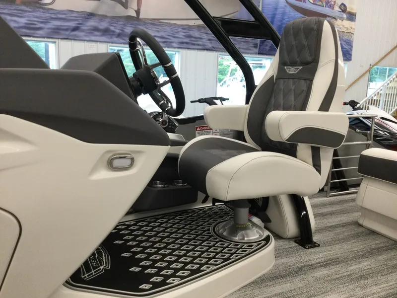 Slide: The Image of Bennington R Series 23 RSBA ESP Tri Toon Package 2025 - 4