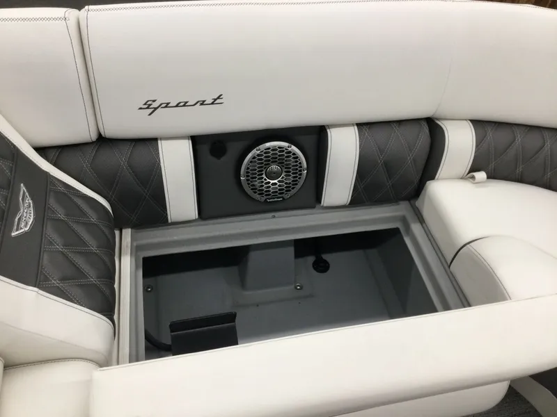 Slide: The Image of Bennington R Series 23 RSBA ESP Tri Toon Package 2025 - 8