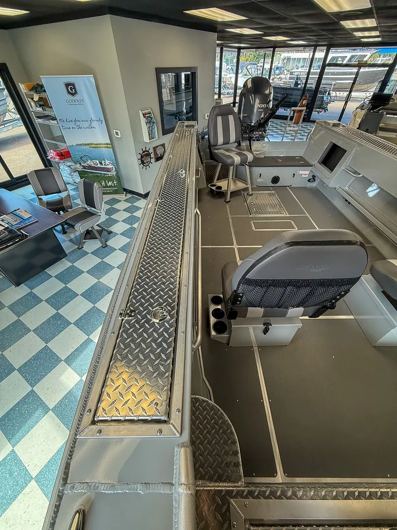 Slide: The Image of Hewescraft 200 Pioneer 2026 - 12