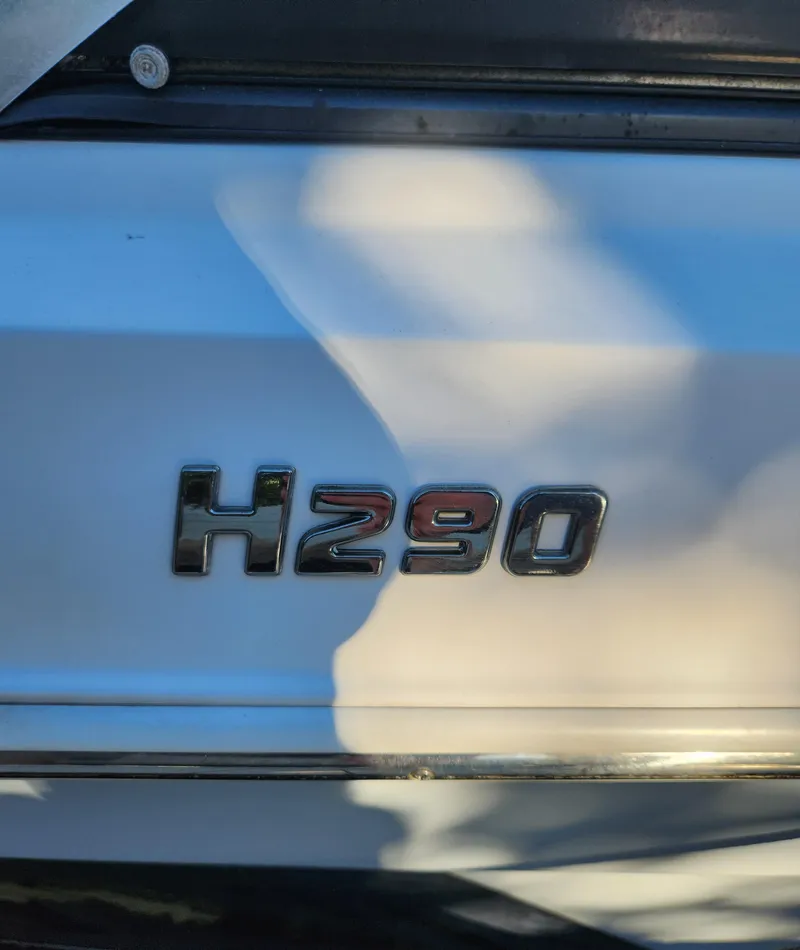 Slide: The Image of 2015 Four Winns Horizon H290 boat emblem in sunlight. - 2
