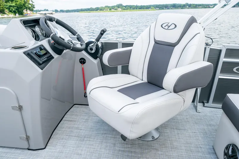 Slide: The Image of Harris Cruiser 190 2025 - 13