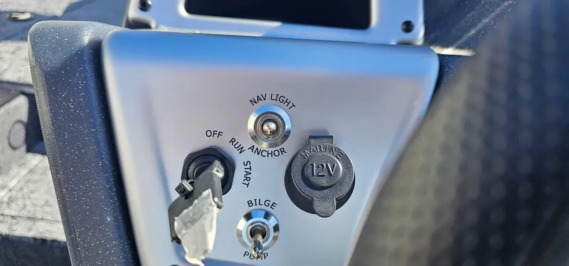 Slide: The Image of Tracker Pro Team 175 2025 - 60