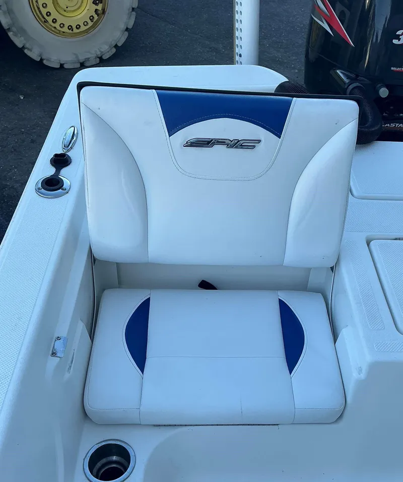 Slide: The Image of White and blue seat on a 2017 Epic 25 SC boat. - 16