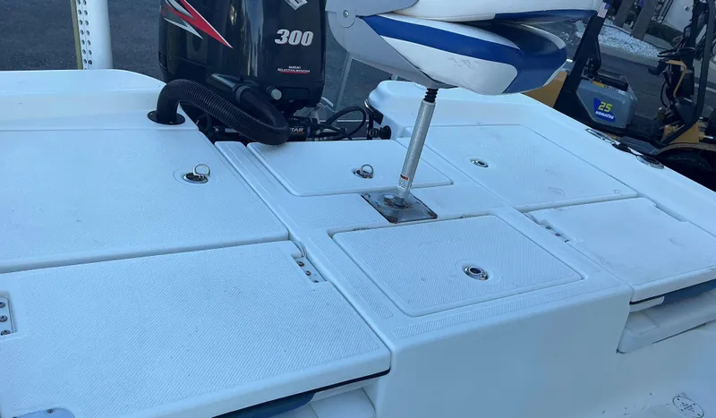 Slide: The Image of 2017 Epic 25 SC boat deck with motor and seating. - 20