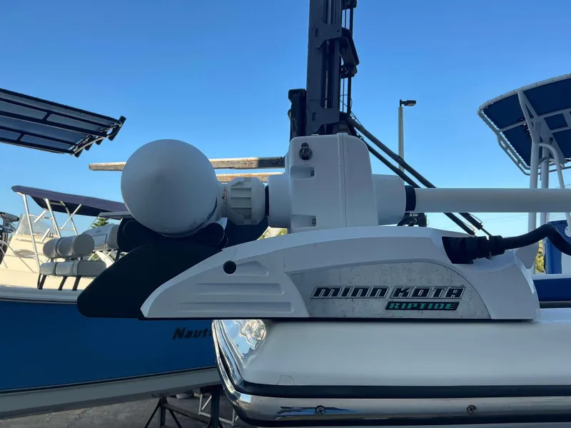 Slide: The Image of Minn Kota Riptide motor on 2017 Epic 25 SC boat, docked with other vessels. - 5