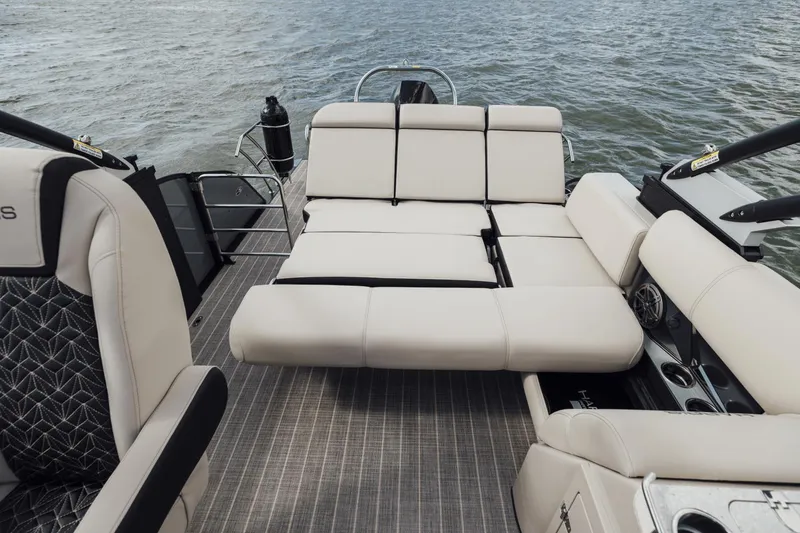 Slide: The Image of Harris 230 Grand Mariner 2025 - 28