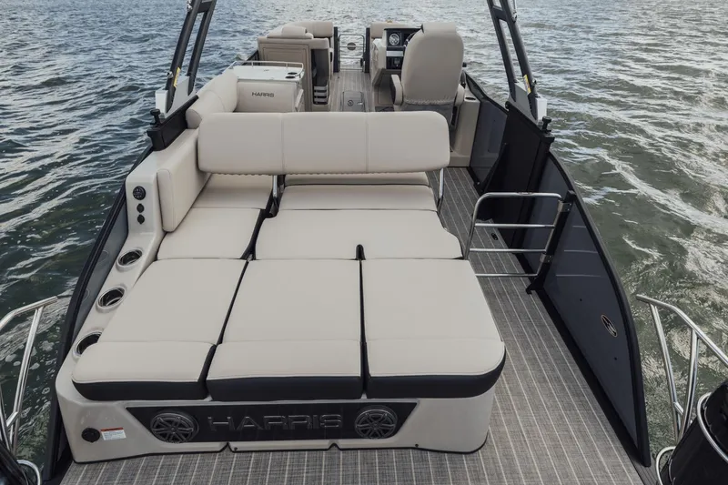 Slide: The Image of Harris 230 Grand Mariner 2025 - 44