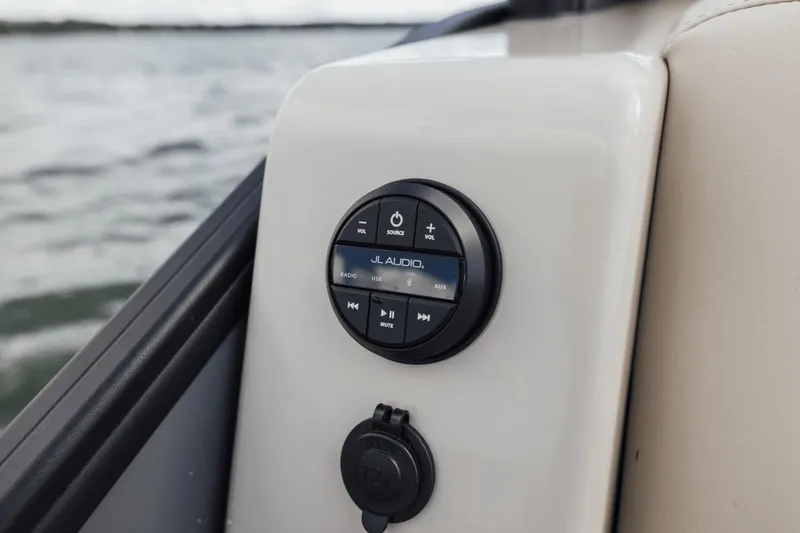 Slide: The Image of Harris 230 Grand Mariner 2025 - 64