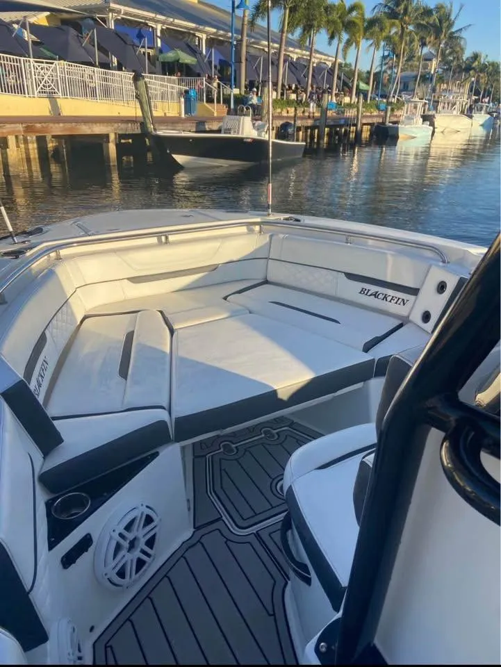 Slide: The Image of Blackfin 252 CC 2021 - 3