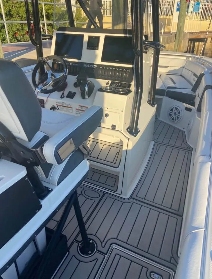 Slide: The Image of Blackfin 252 CC 2021 - 4