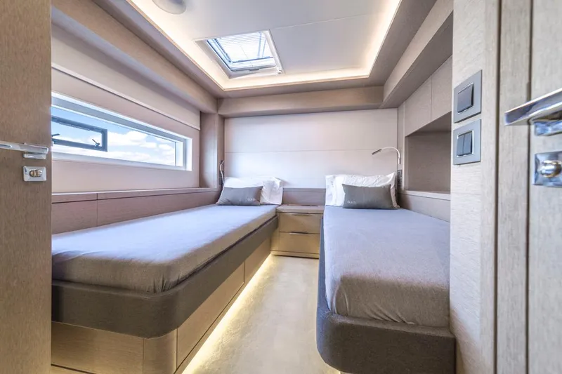 Slide: The Image of Lagoon SEVENTY 7 2020 - 72