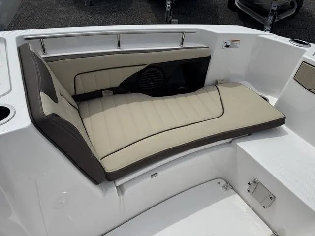 Slide: The Image of Yamaha 255 FSH Sport E 2025 - 18