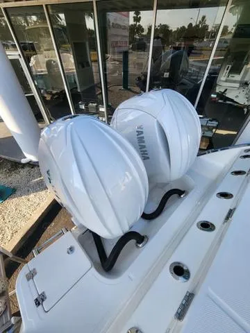 Slide: The Image of Robalo R270 Center Console 2025 - 11