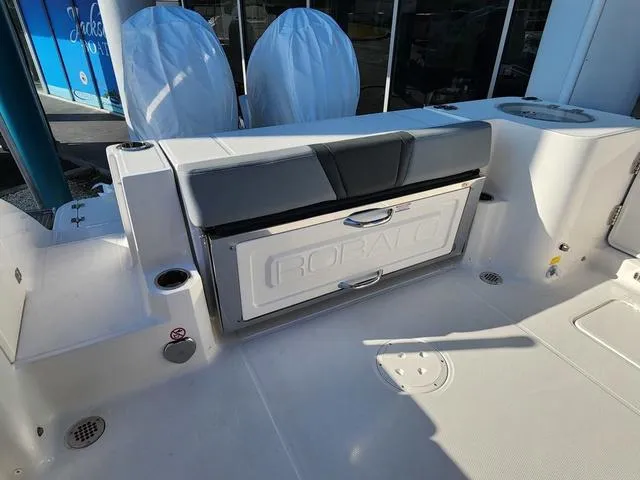 Slide: The Image of Robalo R270 Center Console 2025 - 15