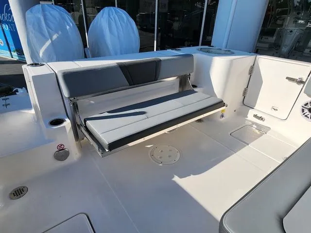 Slide: The Image of Robalo R270 Center Console 2025 - 16